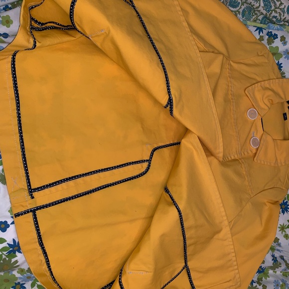 Beautiful yellow GAP trench coat (medium) - Picture 3 of 5